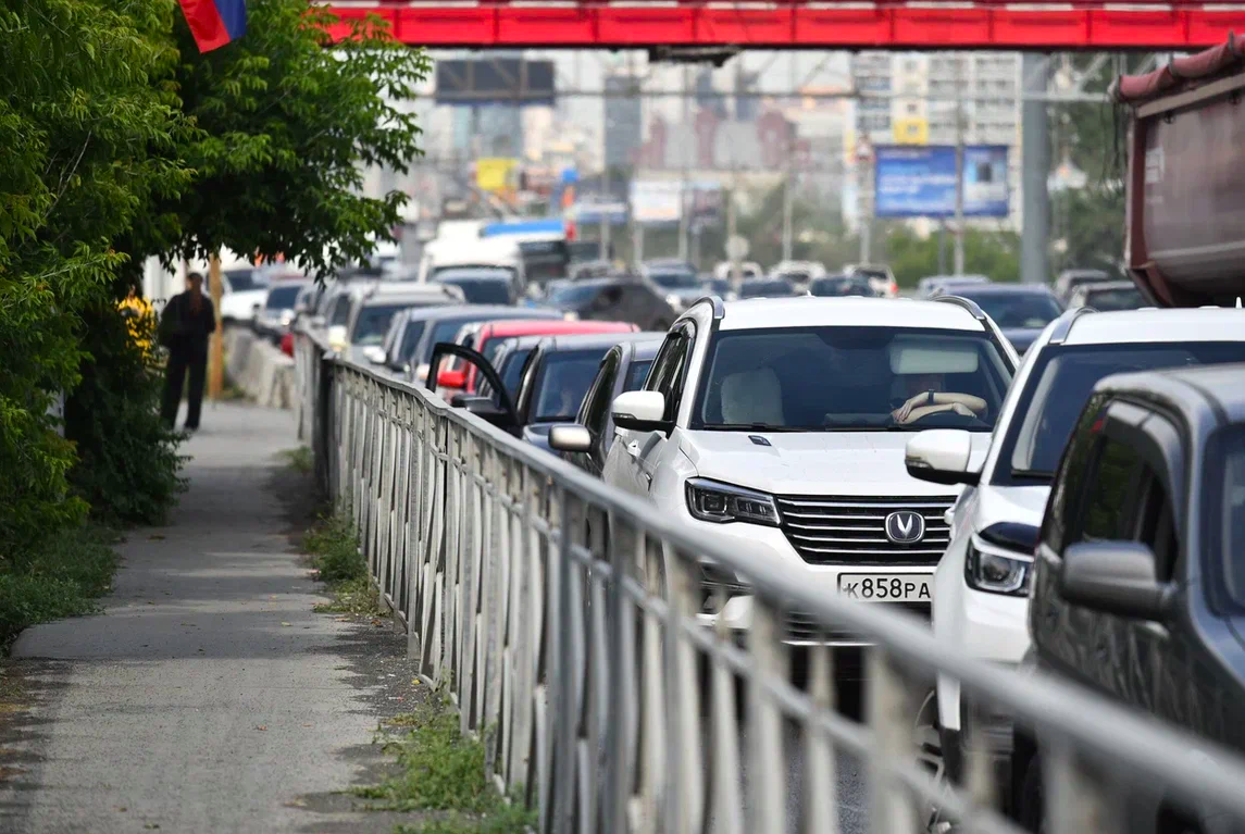 Фото «Спасибо, что хоть за 150 рублей можно заправиться»: репортаж с АЗС Новосибирска, где бензин стал роскошью 8