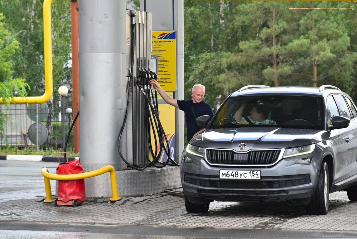 Фото «Спасибо, что хоть за 150 рублей можно заправиться»: репортаж с АЗС Новосибирска, где бензин стал роскошью 6