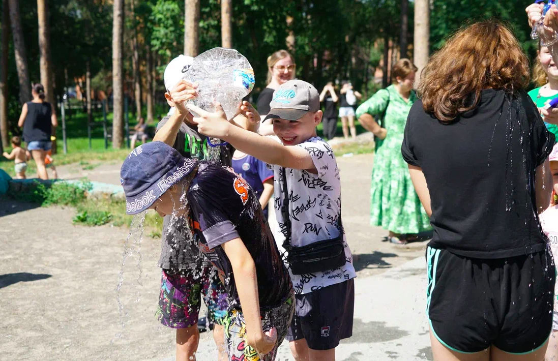Фото Иван Купала в Новосибирске. Горожане массово обливаются водой и прыгают в фонтаны 7 июля. ОНЛАЙН 2 - Сиб.ФМ Фото Иван Купала в Новосибирске. Горожане массово обливаются водой и прыгают в фонтаны 7 июля. ОНЛАЙН 2