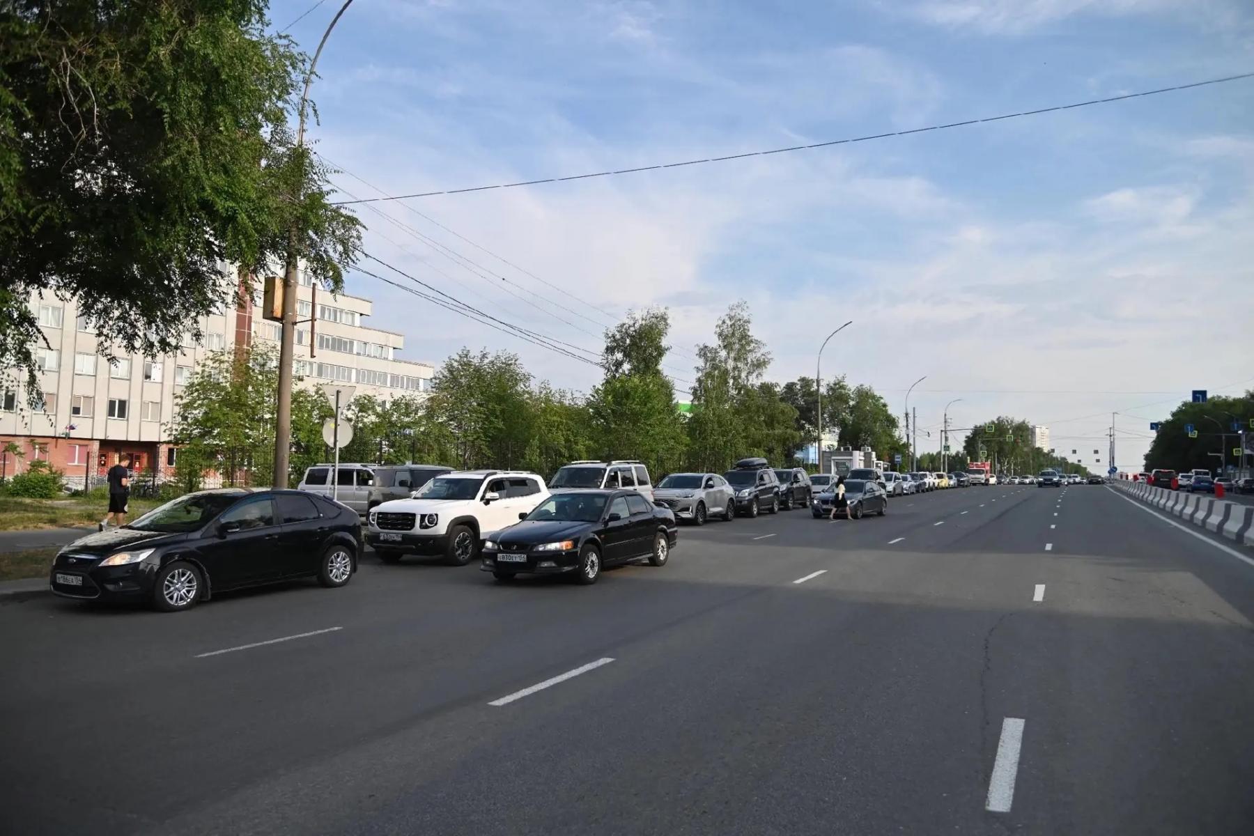 Фото «Очереди напоминают 80-е»: водители о ситуации с бензином в Новосибирске 8