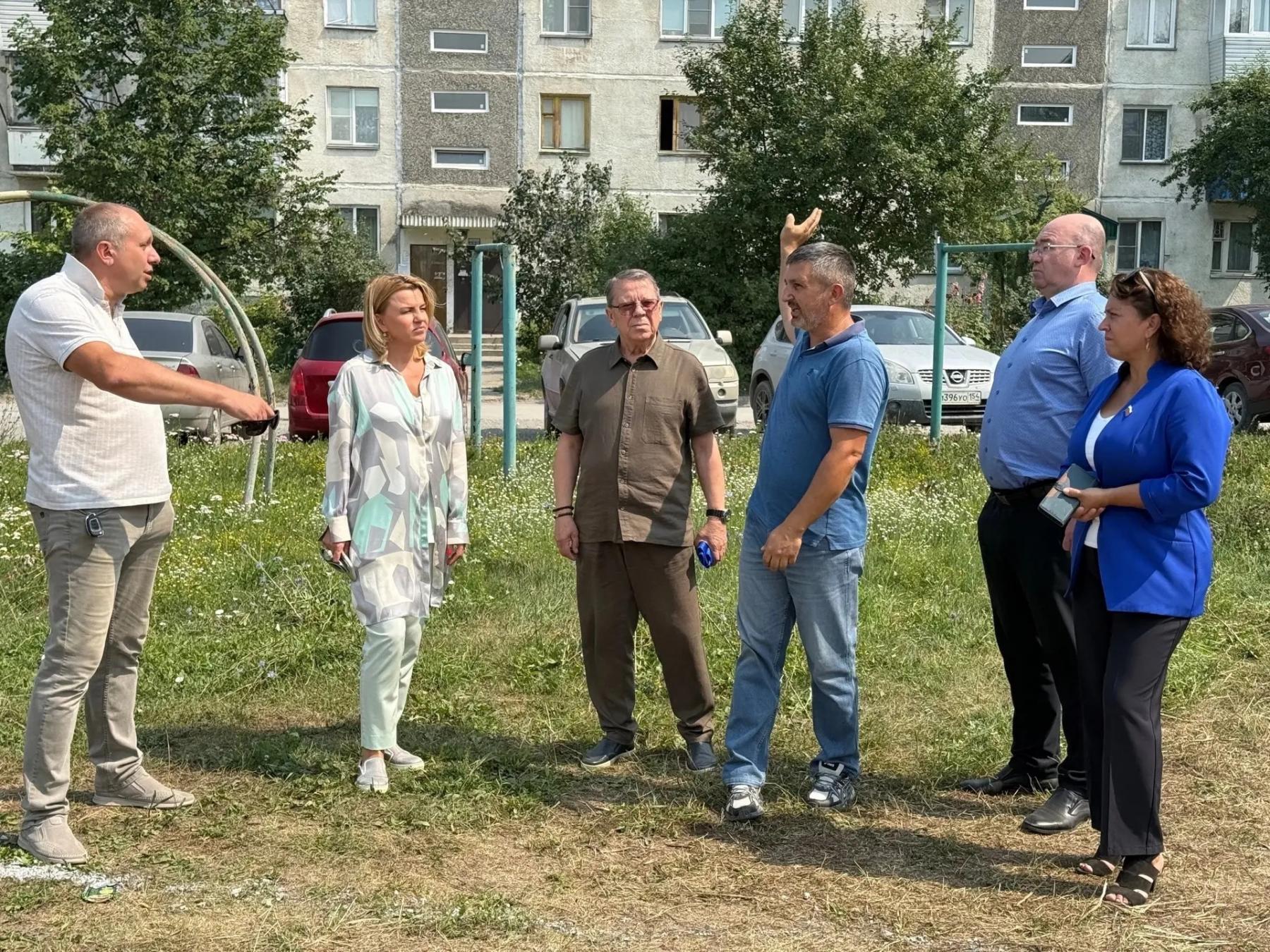 Фото В микрорайоне Подгорный Искитима оценили ход возведения спортплощадки по проекту «Территория детства» 2