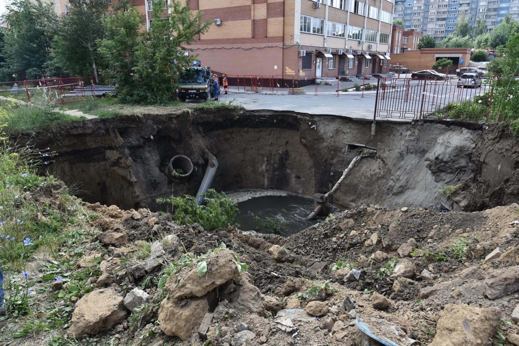 Фото 15-метровый «портал в ад» оставил без воды 700 домов Новосибирска 5 - Сиб.ФМ Фото 15-метровый «портал в ад» оставил без воды 700 домов Новосибирска 5