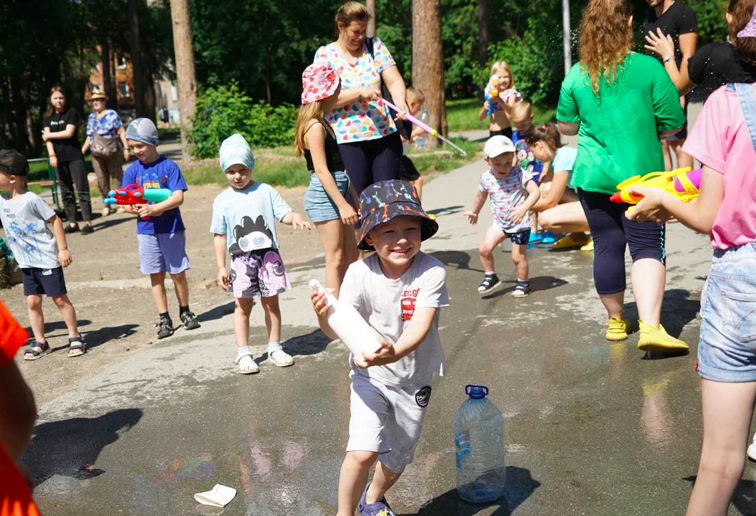 Фото Иван Купала в Новосибирске. Горожане массово обливаются водой и прыгают в фонтаны 7 июля. ОНЛАЙН 3 - Сиб.ФМ Фото Иван Купала в Новосибирске. Горожане массово обливаются водой и прыгают в фонтаны 7 июля. ОНЛАЙН 3