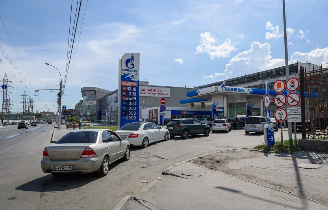 Фото «Цены упали, истерики в очереди нет». Что происходит на новосибирских АЗС 6 июля на фоне дефицита бензина – репортаж 5