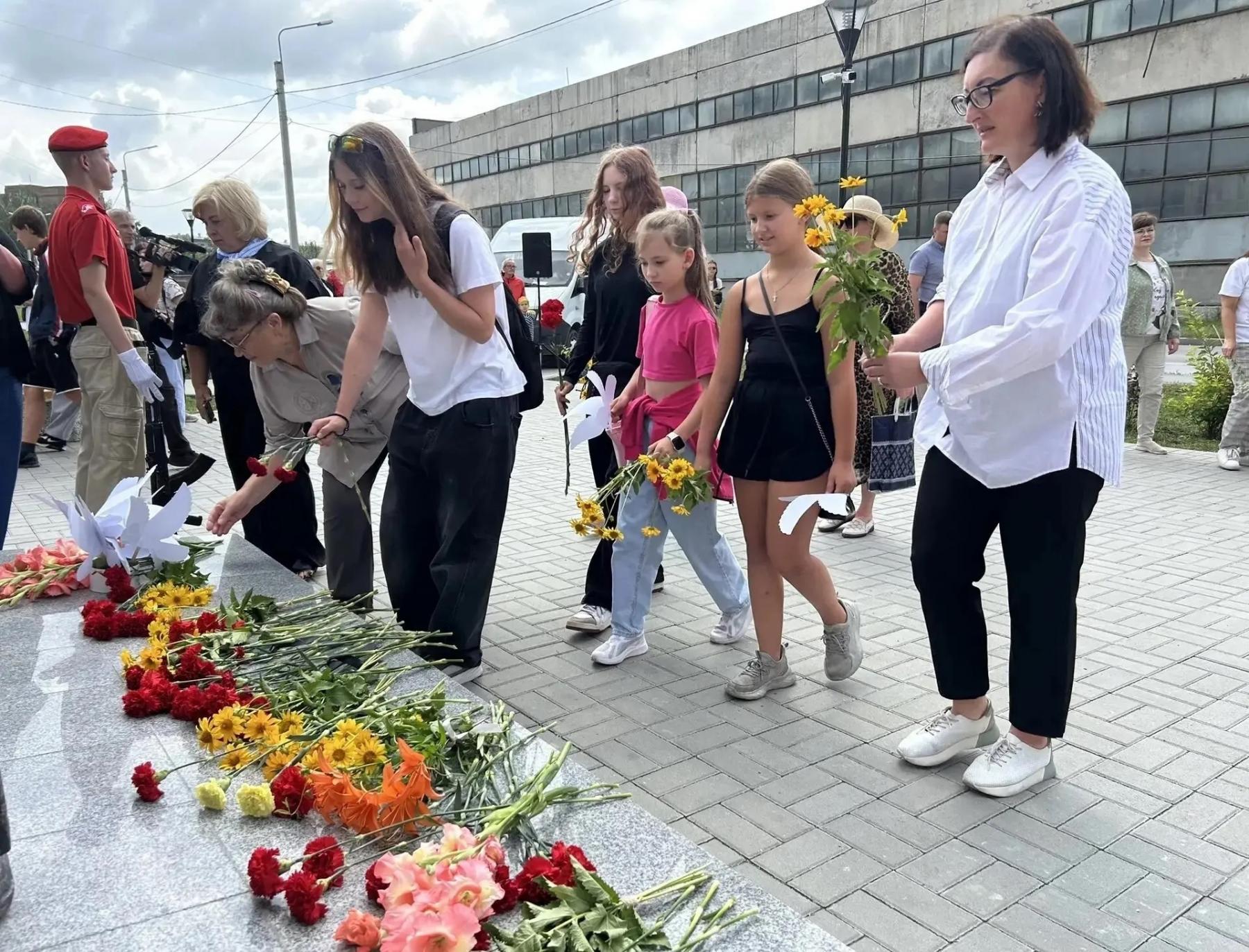Фото Память безвременно ушедших детей Донбасса почтили в Искитиме 3