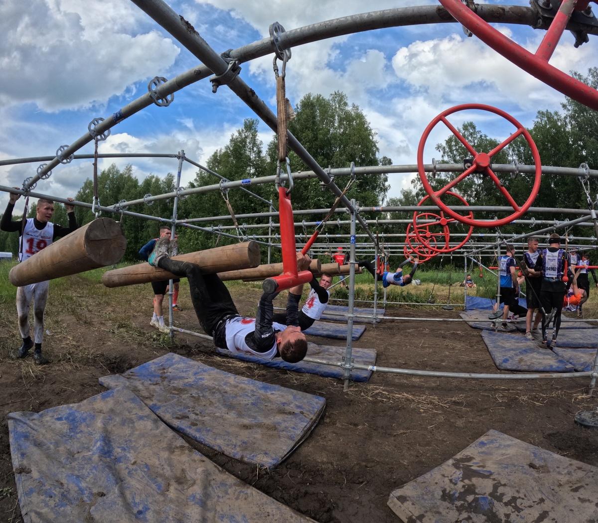 Фото Жара, грязь и «Эверест»: под Новосибирском прошёл чемпионат РВСН по гонкам с препятствиями. Фоторепортаж 7