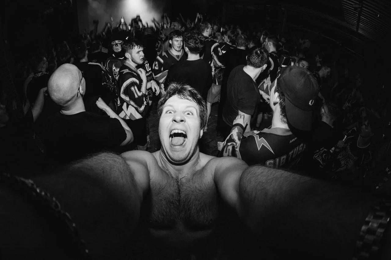 Фото Новосибирский фотограф показал снимки с лучших рейвов и концертов 2026 года 12