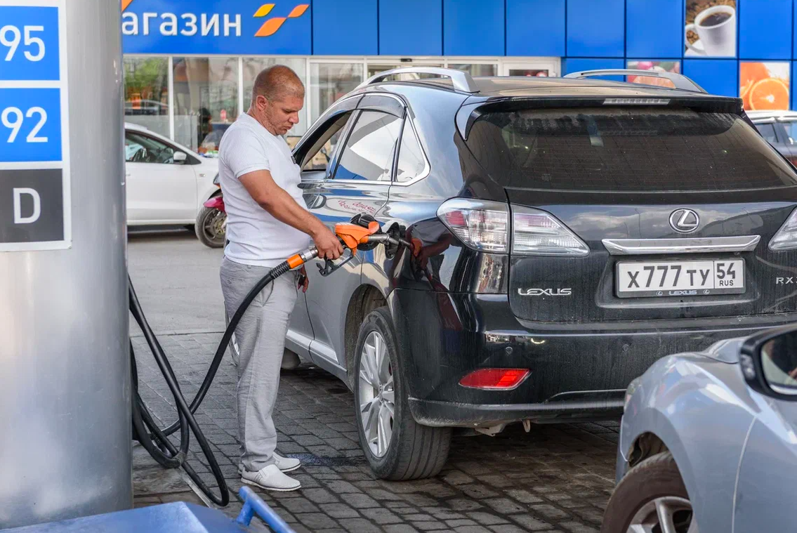 Фото «Цены упали, истерики в очереди нет». Что происходит на новосибирских АЗС 6 июля на фоне дефицита бензина – репортаж 2