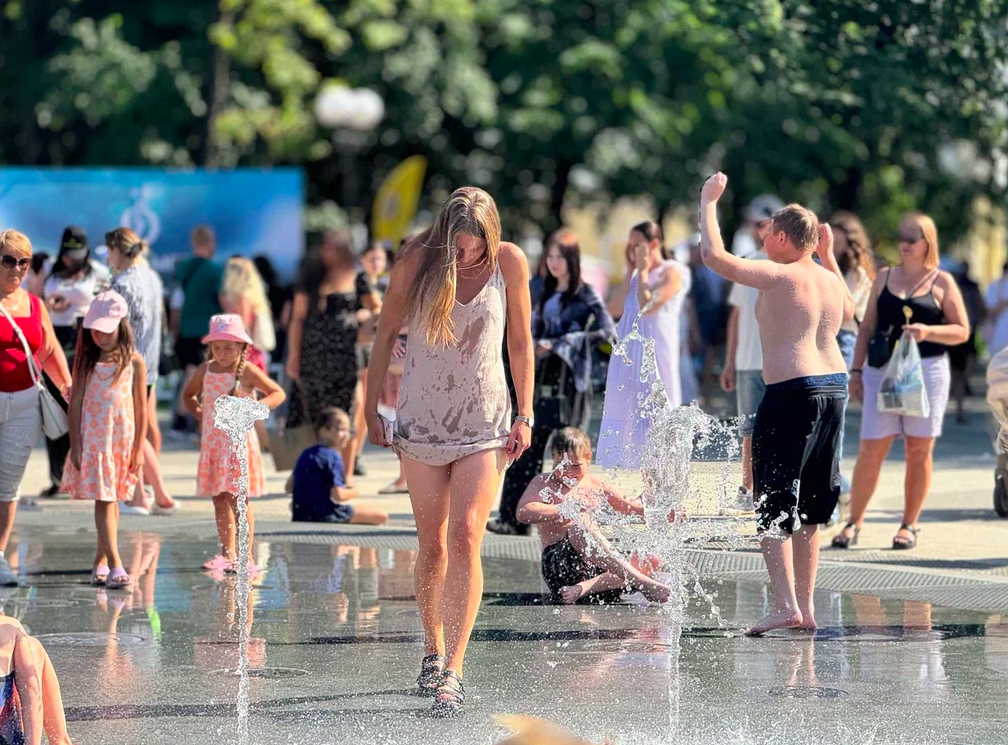 Фото Иван Купала в Новосибирске. Горожане массово обливаются водой и прыгают в фонтаны 7 июля. ОНЛАЙН 7 - Сиб.ФМ Фото Иван Купала в Новосибирске. Горожане массово обливаются водой и прыгают в фонтаны 7 июля. ОНЛАЙН 7