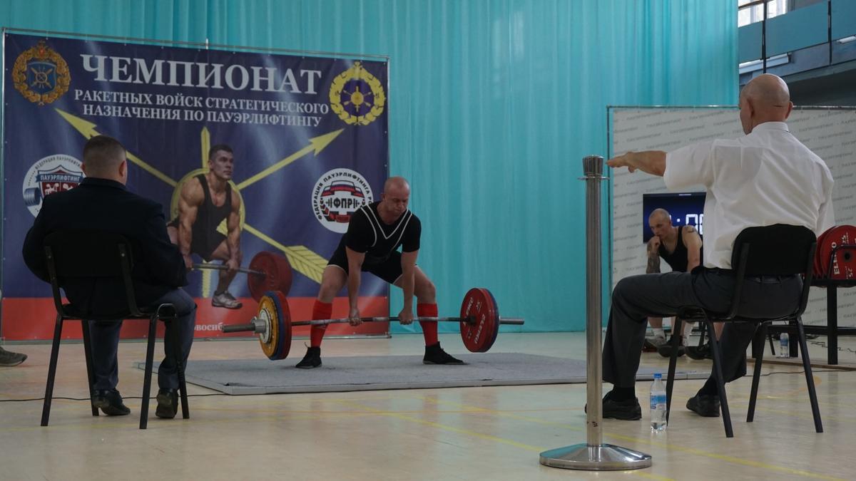 Фото Штанга, характер и 22-кратный чемпион мира: в Новосибирске прошёл чемпионат РВСН по пауэрлифтингу. Фоторепортаж 9