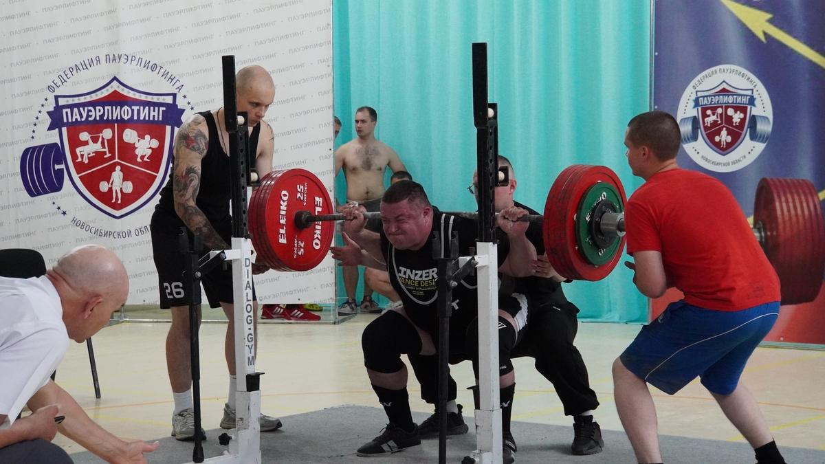 Фото Штанга, характер и 22-кратный чемпион мира: в Новосибирске прошёл чемпионат РВСН по пауэрлифтингу. Фоторепортаж 4
