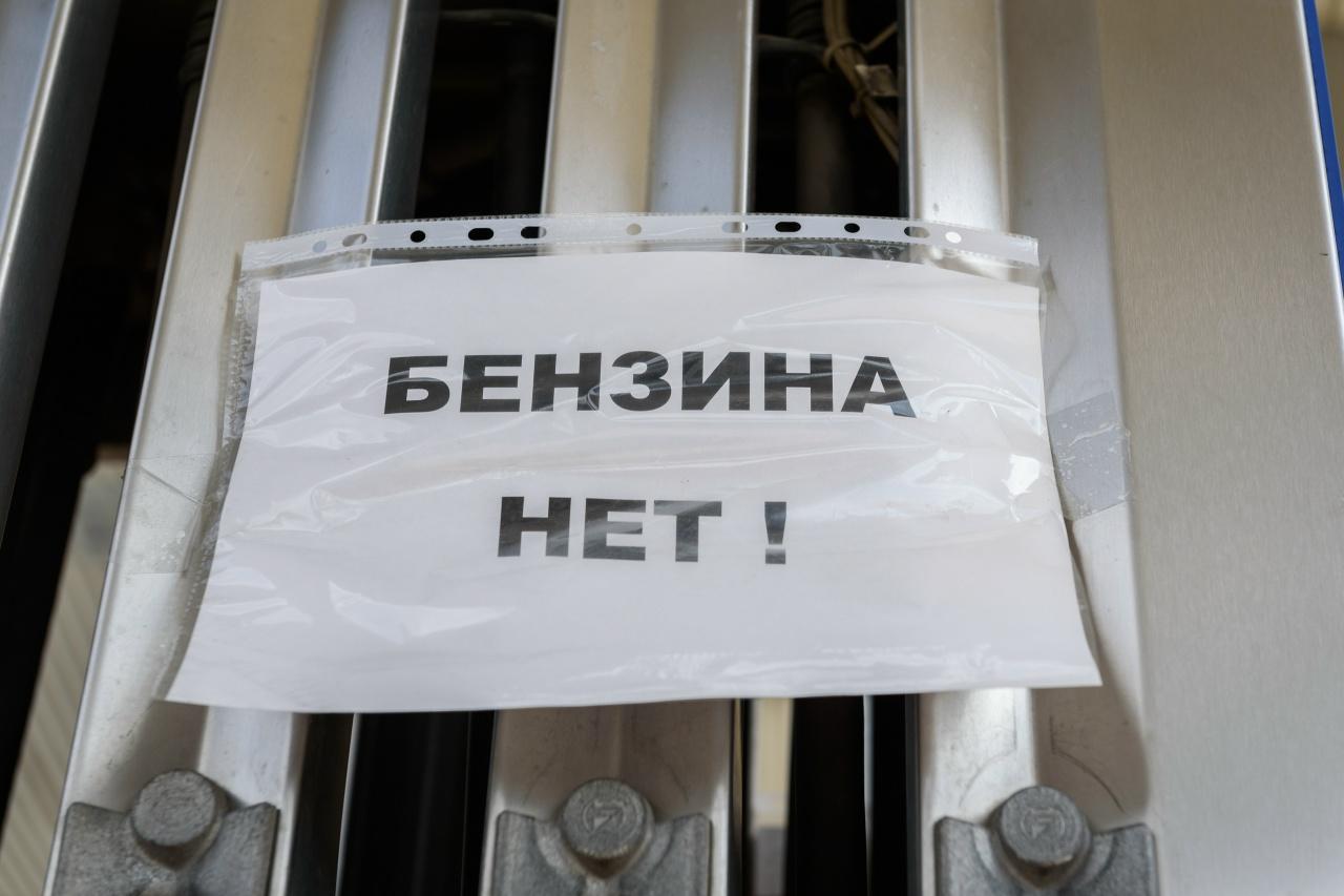 Фото Бензин по QR-кодам, лимиты, километровые очереди и заправка по госномерам. Меры, которые регионы ввели на АЗС в июле 2026 2