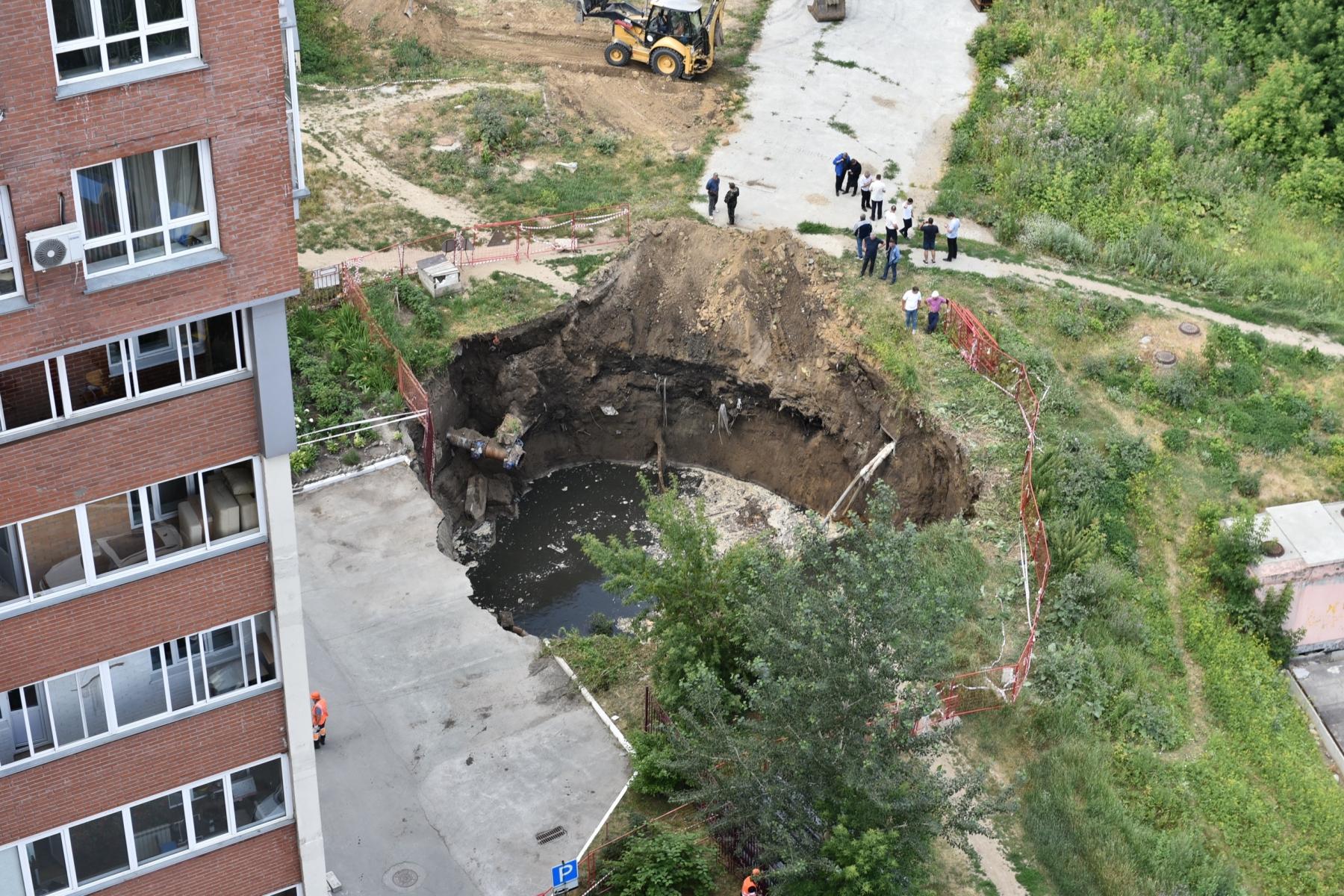 Фото Фоторепортаж из «портала в ад»: 15 метров до дна коммунальной аварии на Горском в Новосибирске 4 - Сиб.ФМ Фото Фоторепортаж из «портала в ад»: 15 метров до дна коммунальной аварии на Горском в Новосибирске 4