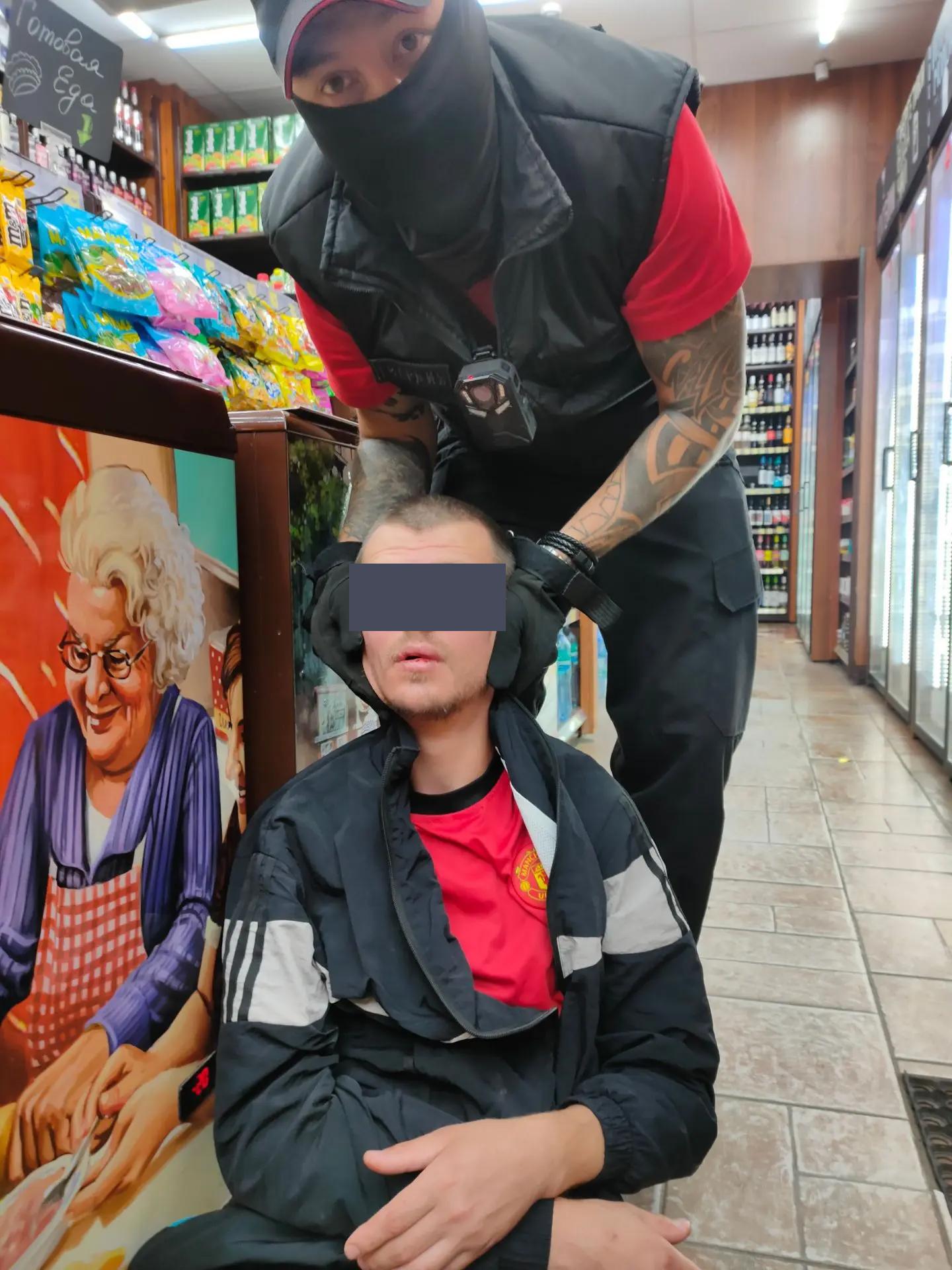 Фото Пьяный посетитель алкомаркета в Новосибирске разбил более 20 бутылок дорогостоящего вина 2