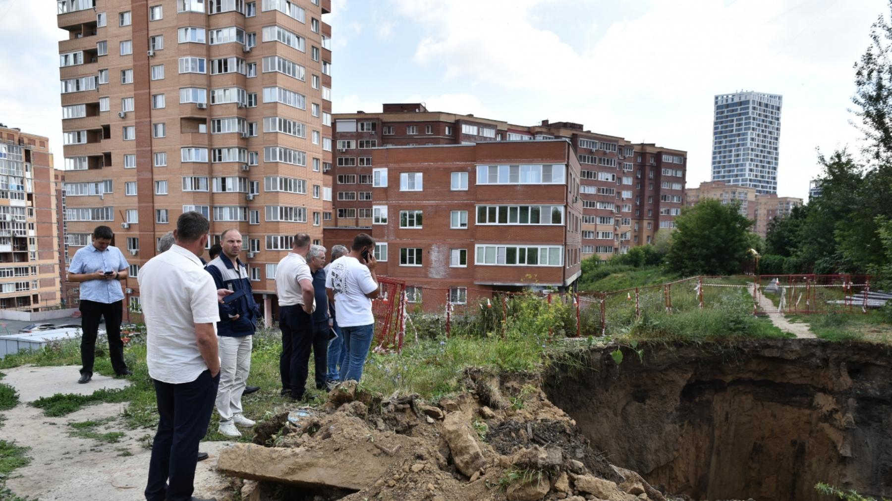 Фото Фоторепортаж из «портала в ад»: 15 метров до дна коммунальной аварии на Горском в Новосибирске 8 - Сиб.ФМ Фото Фоторепортаж из «портала в ад»: 15 метров до дна коммунальной аварии на Горском в Новосибирске 8