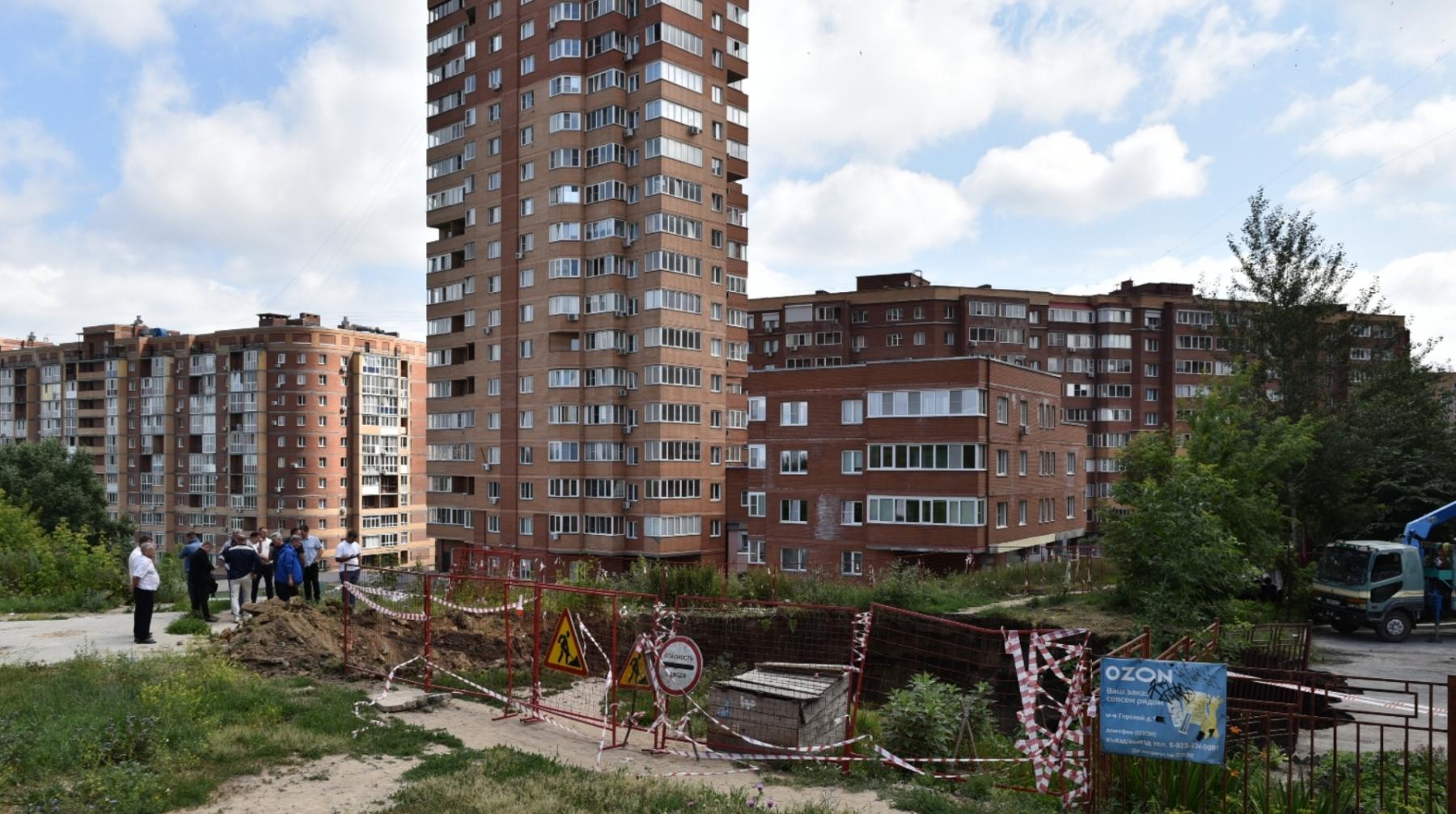 Фото Фоторепортаж из «портала в ад»: 15 метров до дна коммунальной аварии на Горском в Новосибирске 9 - Сиб.ФМ Фото Фоторепортаж из «портала в ад»: 15 метров до дна коммунальной аварии на Горском в Новосибирске 9