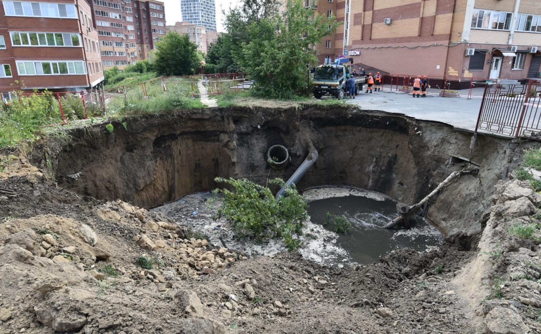 Фото Фоторепортаж из «портала в ад»: 15 метров до дна коммунальной аварии на Горском в Новосибирске 6 - Сиб.ФМ Фото Фоторепортаж из «портала в ад»: 15 метров до дна коммунальной аварии на Горском в Новосибирске 6