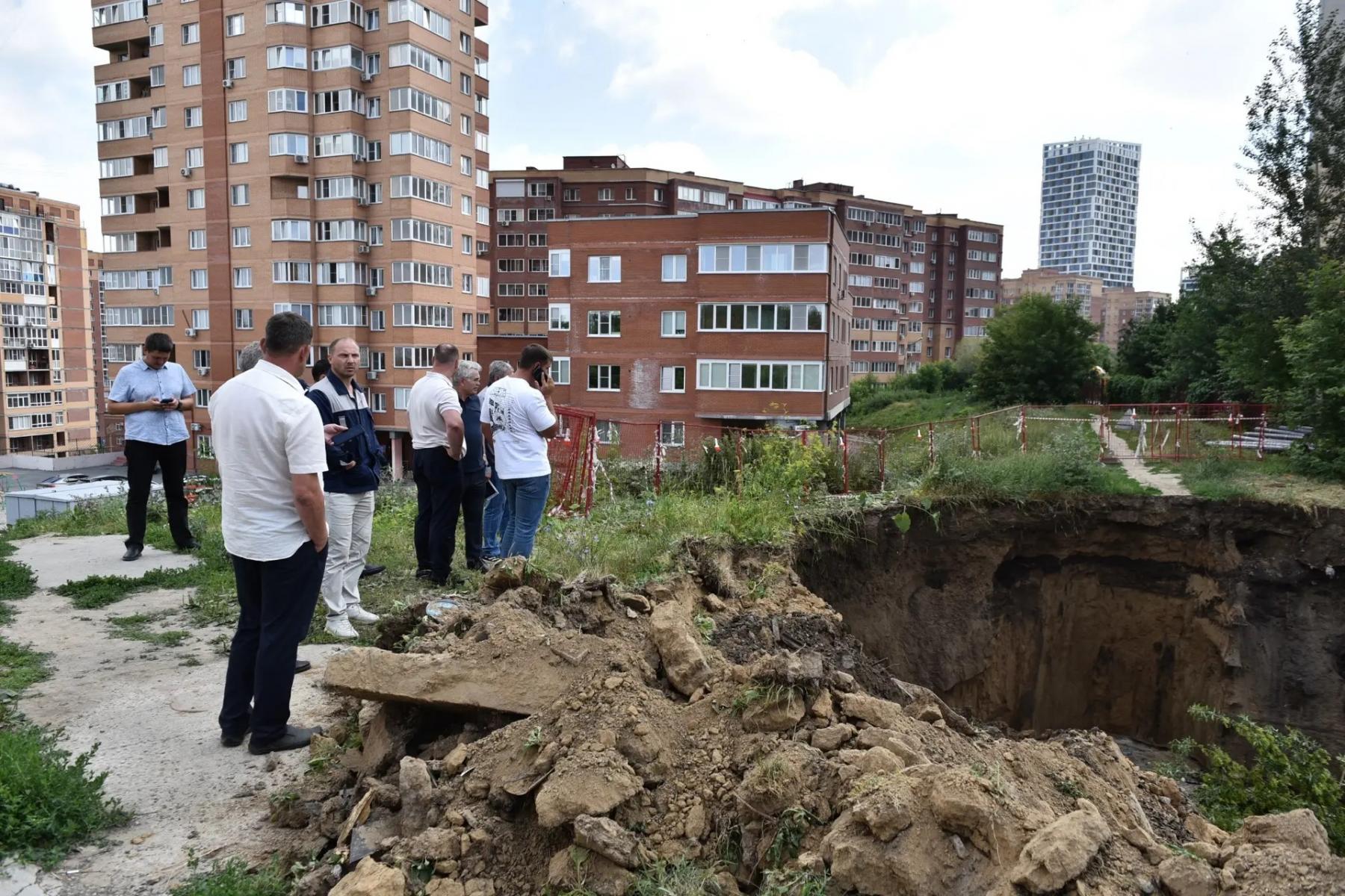 Фото 15-метровый «портал в ад» оставил без воды 700 домов Новосибирска 11 - Сиб.ФМ Фото 15-метровый «портал в ад» оставил без воды 700 домов Новосибирска 11