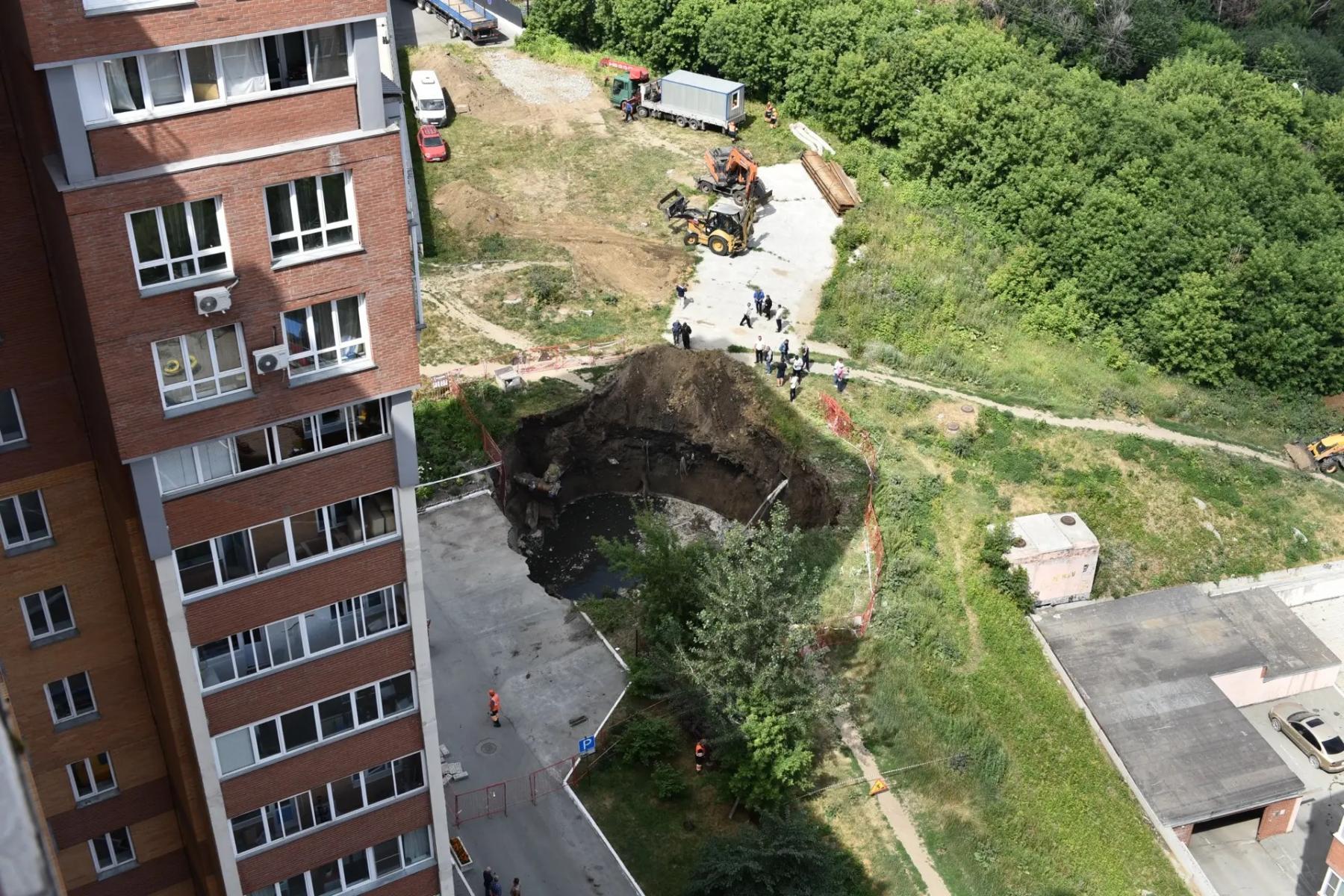 Фото 15-метровый «портал в ад» оставил без воды 700 домов Новосибирска 13 - Сиб.ФМ Фото 15-метровый «портал в ад» оставил без воды 700 домов Новосибирска 13