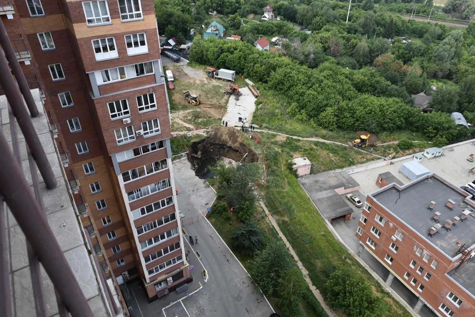 Фото 15-метровый «портал в ад» оставил без воды 700 домов Новосибирска 3 - Сиб.ФМ Фото 15-метровый «портал в ад» оставил без воды 700 домов Новосибирска 3