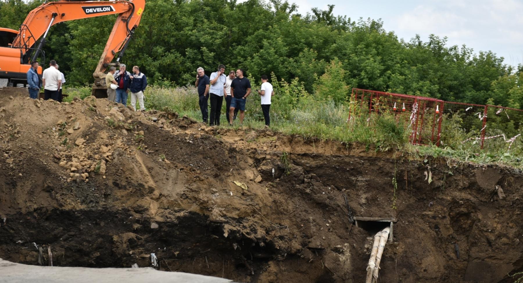 Фото Фоторепортаж из «портала в ад»: 15 метров до дна коммунальной аварии на Горском в Новосибирске 15 - Сиб.ФМ Фото Фоторепортаж из «портала в ад»: 15 метров до дна коммунальной аварии на Горском в Новосибирске 15