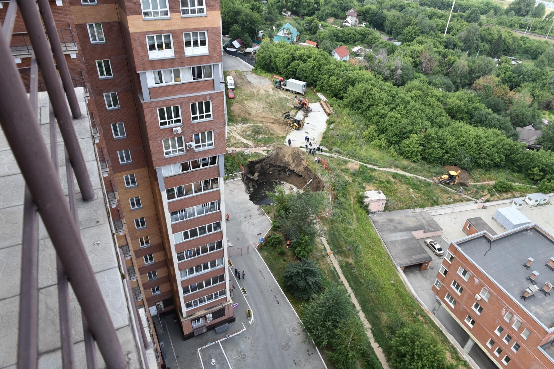 Фото Фоторепортаж из «портала в ад»: 15 метров до дна коммунальной аварии на Горском в Новосибирске 5 - Сиб.ФМ Фото Фоторепортаж из «портала в ад»: 15 метров до дна коммунальной аварии на Горском в Новосибирске 5