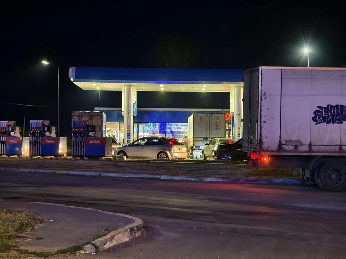 Фото Большая очередь на заправку растянулась ночью на трассе Новосибирск - Томск 2 - Сиб.ФМ Фото Большая очередь на заправку растянулась ночью на трассе Новосибирск - Томск 2