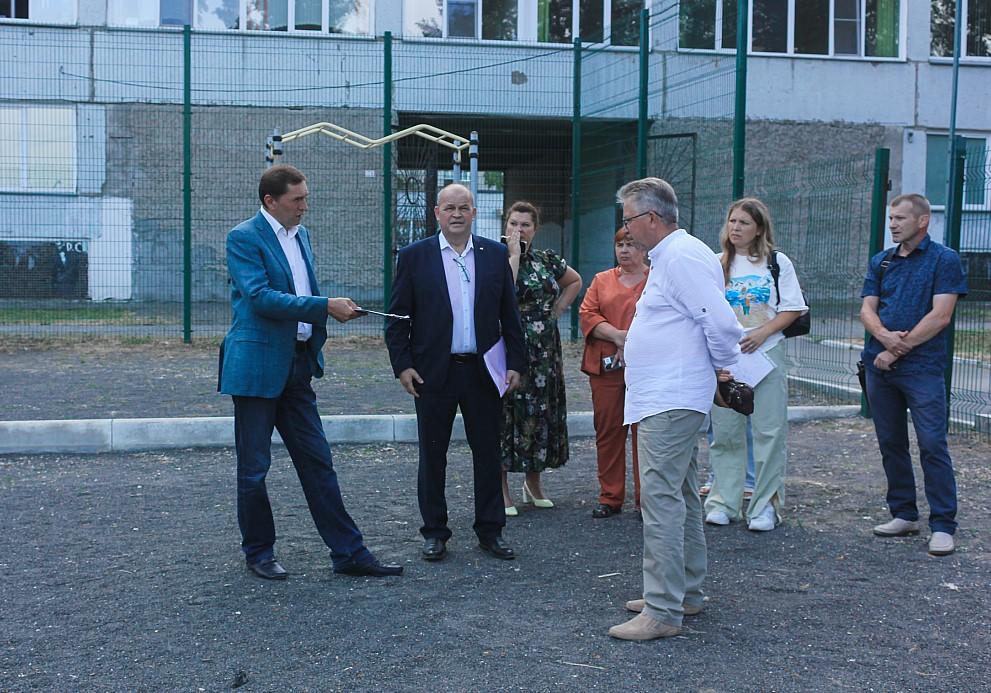 Фото Колледж, школы, поликлиника: фракция «Единая Россия» ознакомилась с ходом работ на объектах народной программы в Новосибирске 2