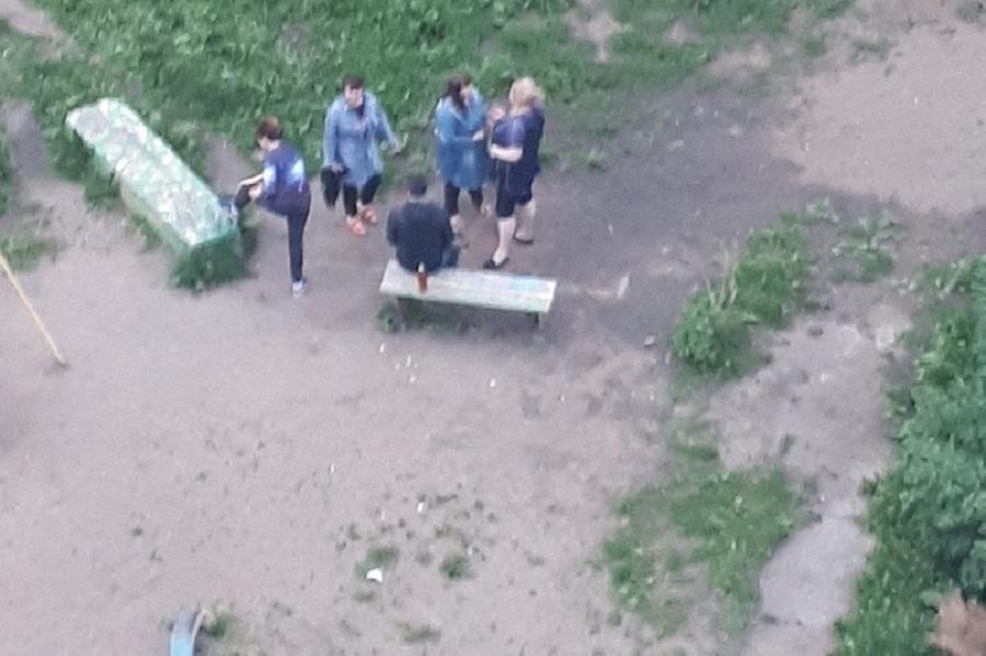 Кологривый драка в новосибирске. Драка 2 женщин 1 мальчик драка. Две женщины дерутся в ногайском районе.