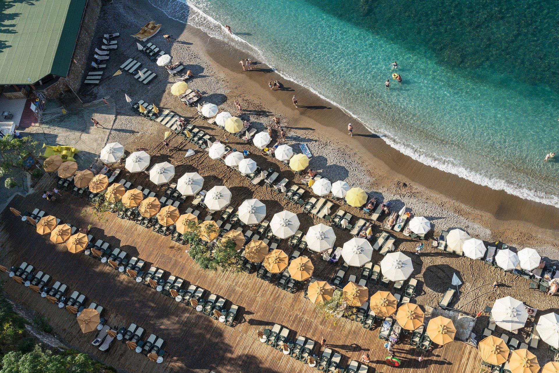 Путевки в турцию 2022. Пляж Мермерли в Анталии. Отдыхающие в Турции.