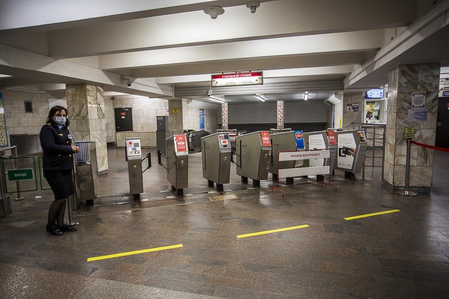 Закроют ли дело. Вымпел Новосибирского метрополитена. Новосибирское метро закрыто. Переход в метро на пл. Ленина в Волгограде. Способы защита площадей у метро.