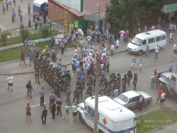 Фото Неспортивное поведение: драка футбольных фанатов притормозила возрождение «Чкаловца» в Новосибирске 5