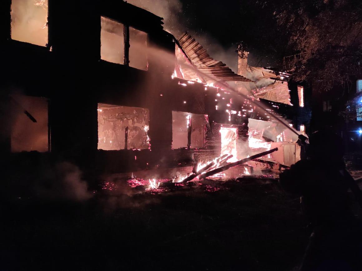 Фото Пожарные спасли три дома при ночном пожаре в Новосибирске – фото и видео с места ЧП 2