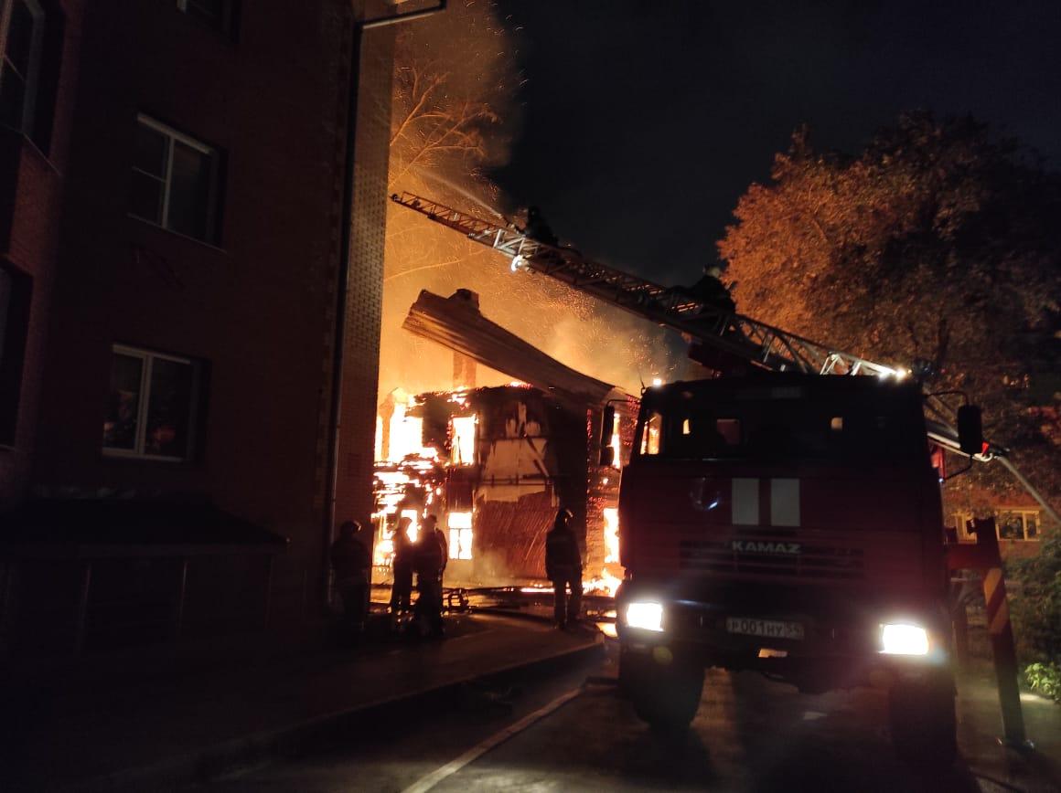 Фото Пожарные спасли три дома при ночном пожаре в Новосибирске – фото и видео с места ЧП 3