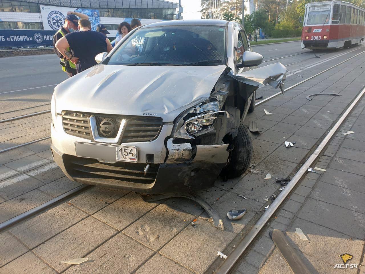 Фото В Новосибирске произошла массовая авария с участием четырёх легковушек 2
