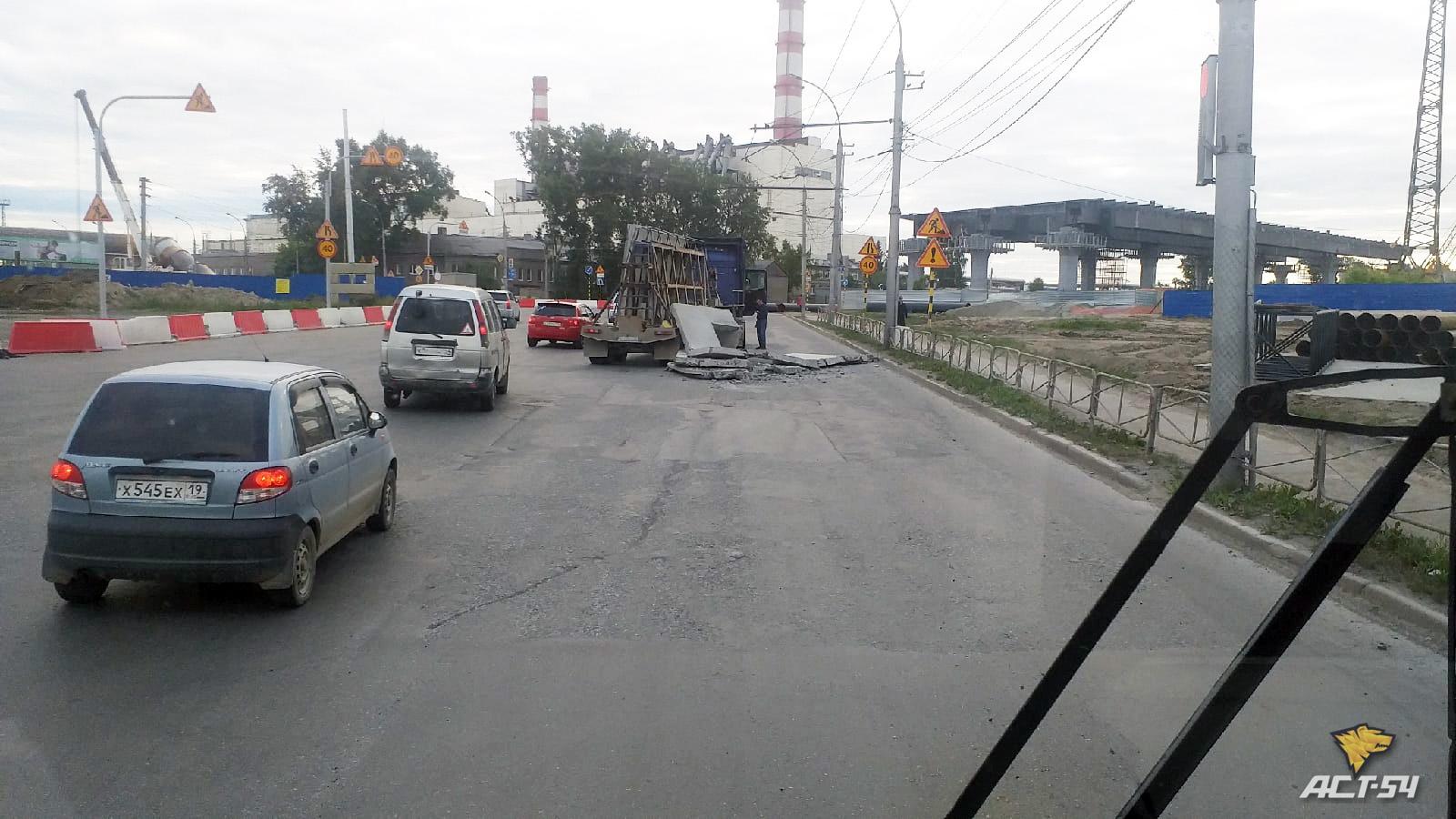 Фото Бетонные плиты рассыпались по дороге после ДТП с троллейбусом в Новосибирске 3