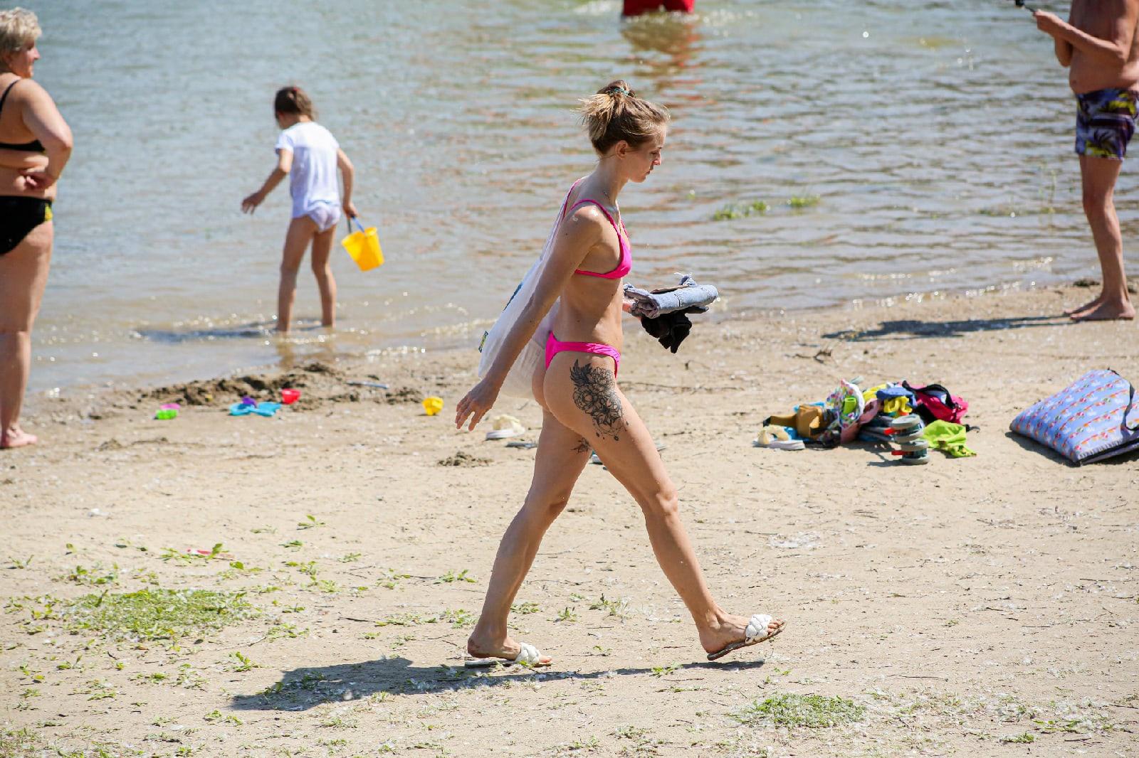 Фото Бикини, селфи и горячий песок: 10 жарких фото с Бугринского пляжа в Новосибирске 9