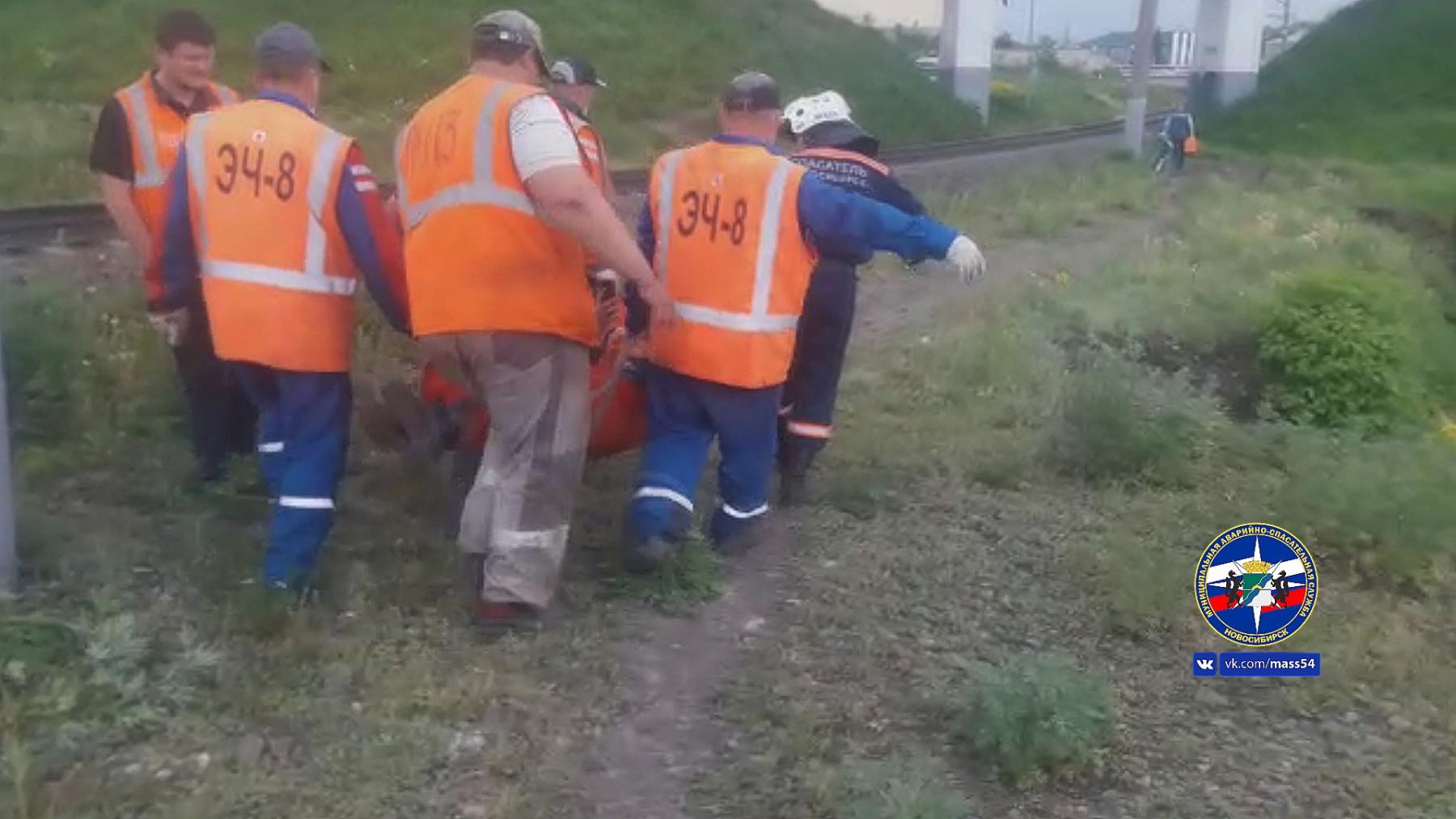 Фото Спасатели освободили из ямы рабочего с зажатыми ногами в Новосибирске 2