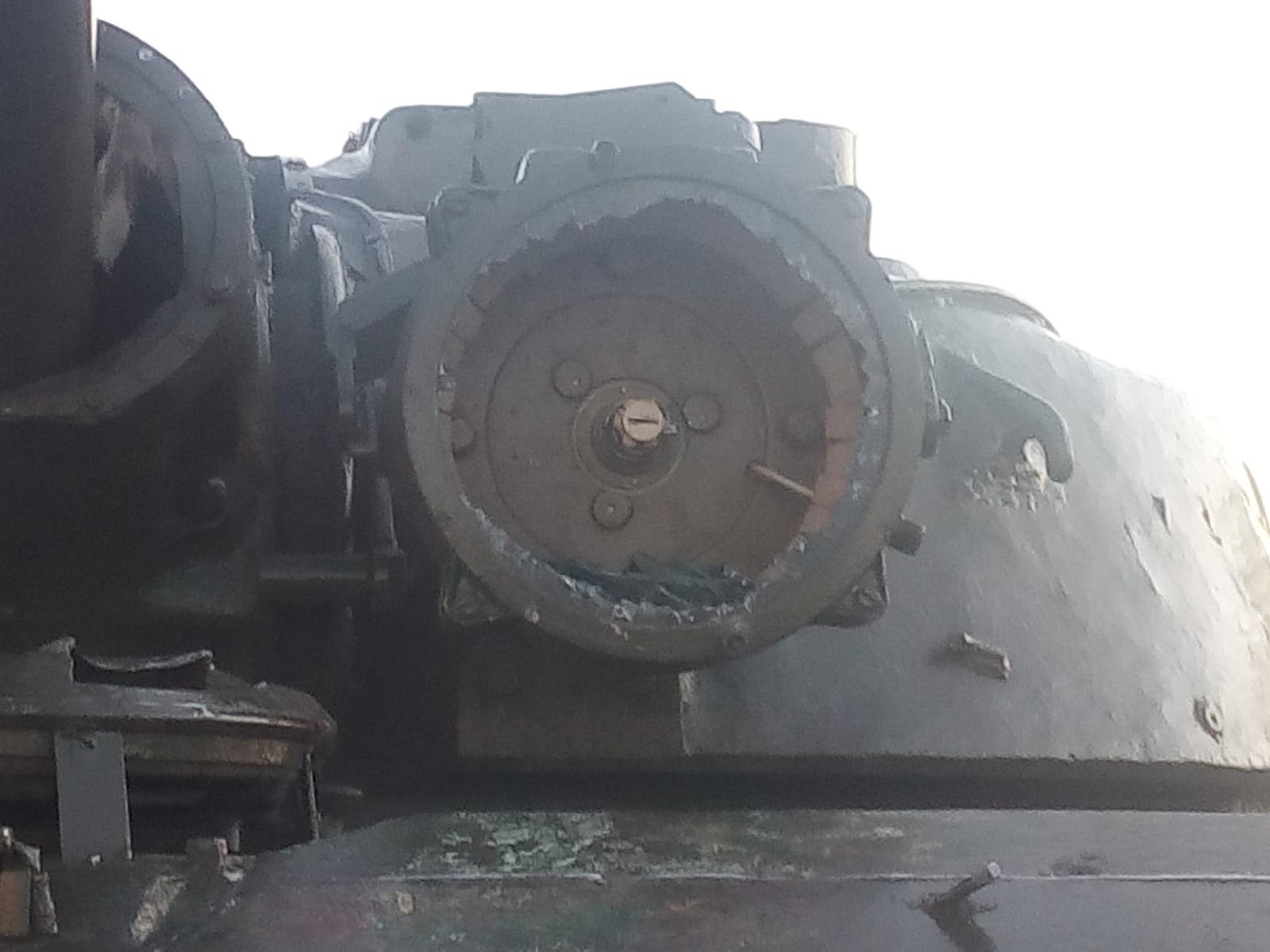 Фото Вандалы разгромили танк в Новосибирской области 2