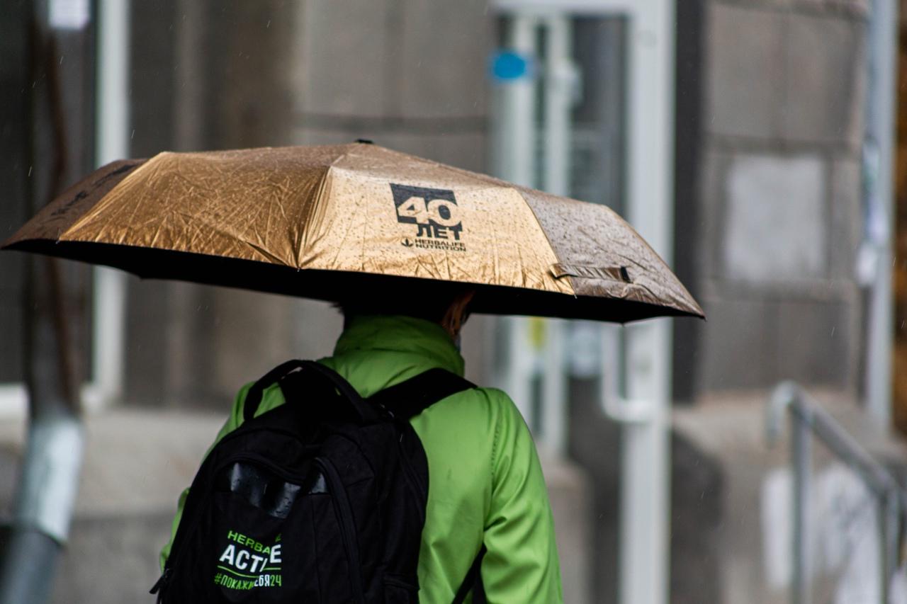Фото Новосибирск накрыли дожди: смотрим на яркие зонты и угрюмые лица 6