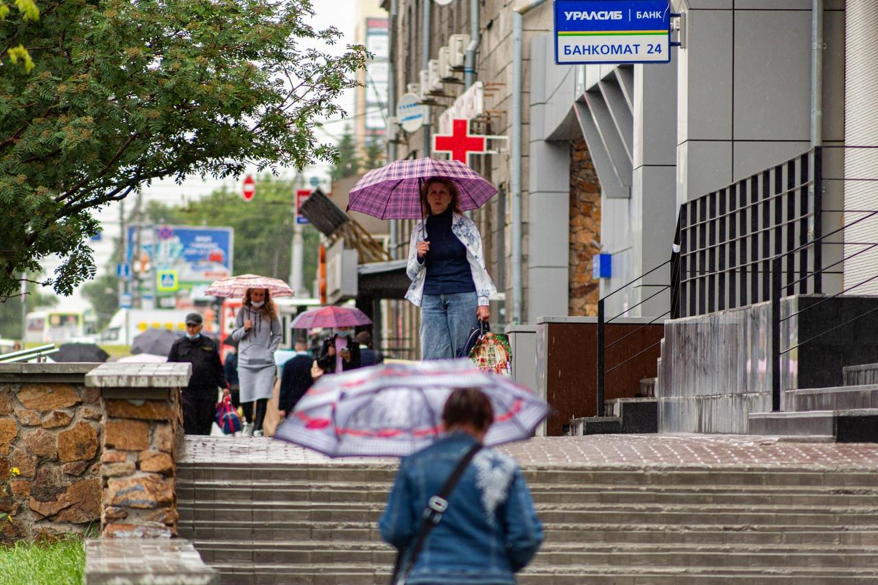 Фото Новосибирск накрыли дожди: смотрим на яркие зонты и угрюмые лица 9