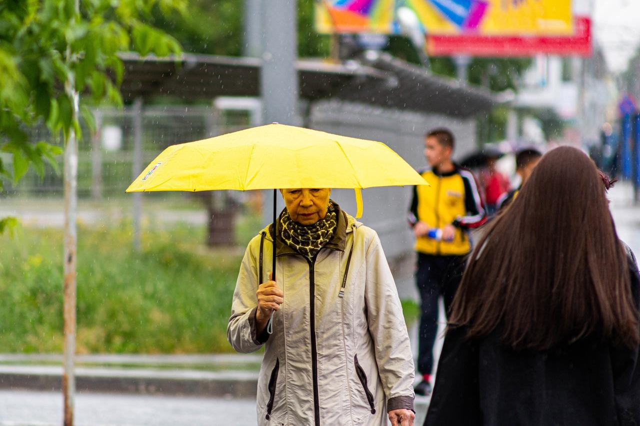 Фото Новосибирск накрыли дожди: смотрим на яркие зонты и угрюмые лица 3