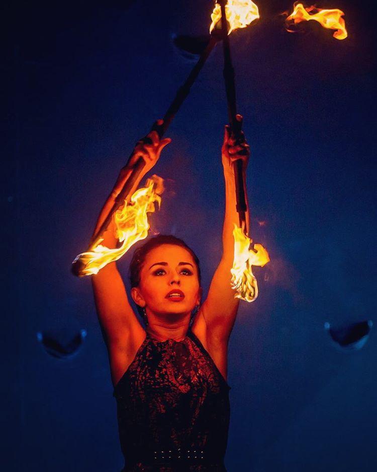Фото «Лента вплавилась в кожу»: артистка файер-шоу из Новосибирска — об уважении к огню и выступлениях на частных вечеринках 5
