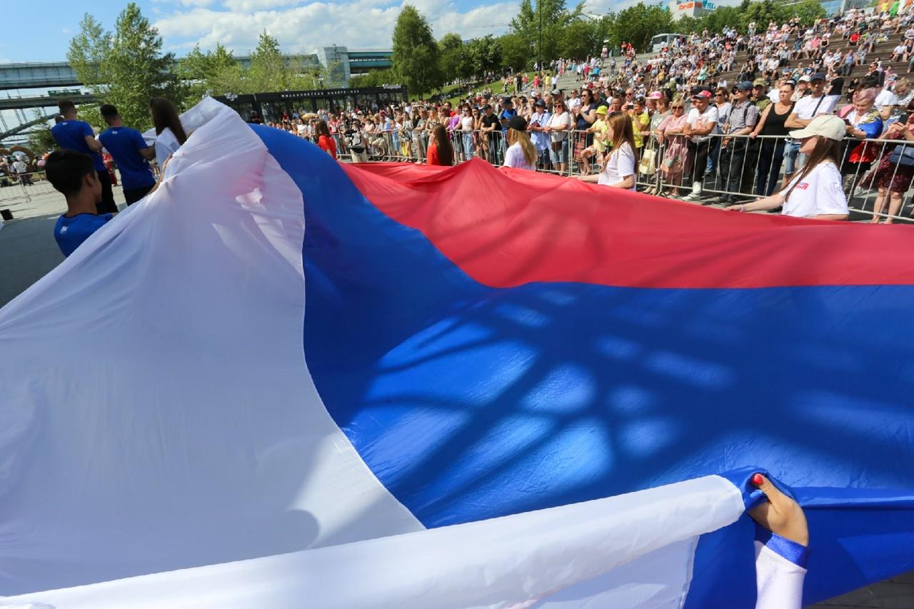 Фото Участник спецоперации на Украине и олимпийская чемпионка подняли флаг России в Новосибирске 12 июня 4