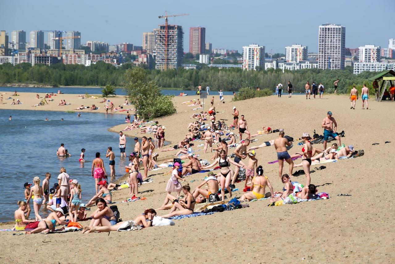 Фото Жители Новосибирска оккупировали пляжи из-за аномальной жары в +32 градуса 9