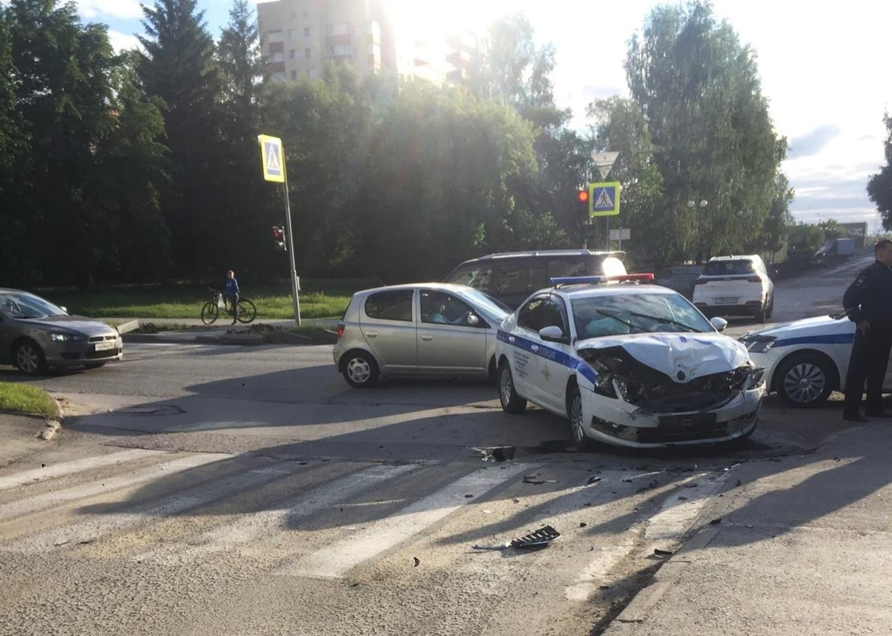 Фото Автомобиль ГИБДД и такси столкнулись 4 июня в Краснообске 2