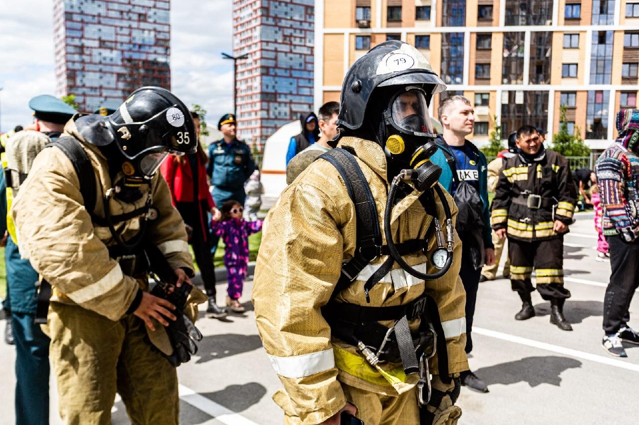 Фото Спасатель из Новосибирска установил рекорд в экстремальном забеге на 26 этажей 2