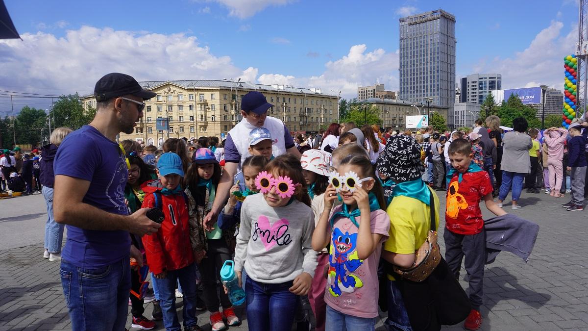 Фото Улыбки против непогоды: в Октябрьском районе прошел большой праздник в честь Международного дня защиты детей 2
