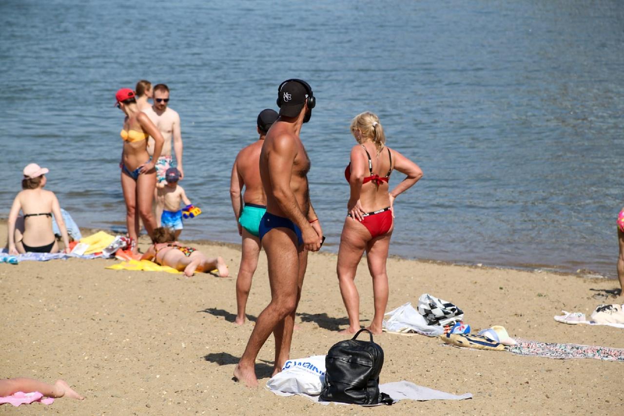 Фото Жители Новосибирска оккупировали пляжи из-за аномальной жары в +32 градуса 16