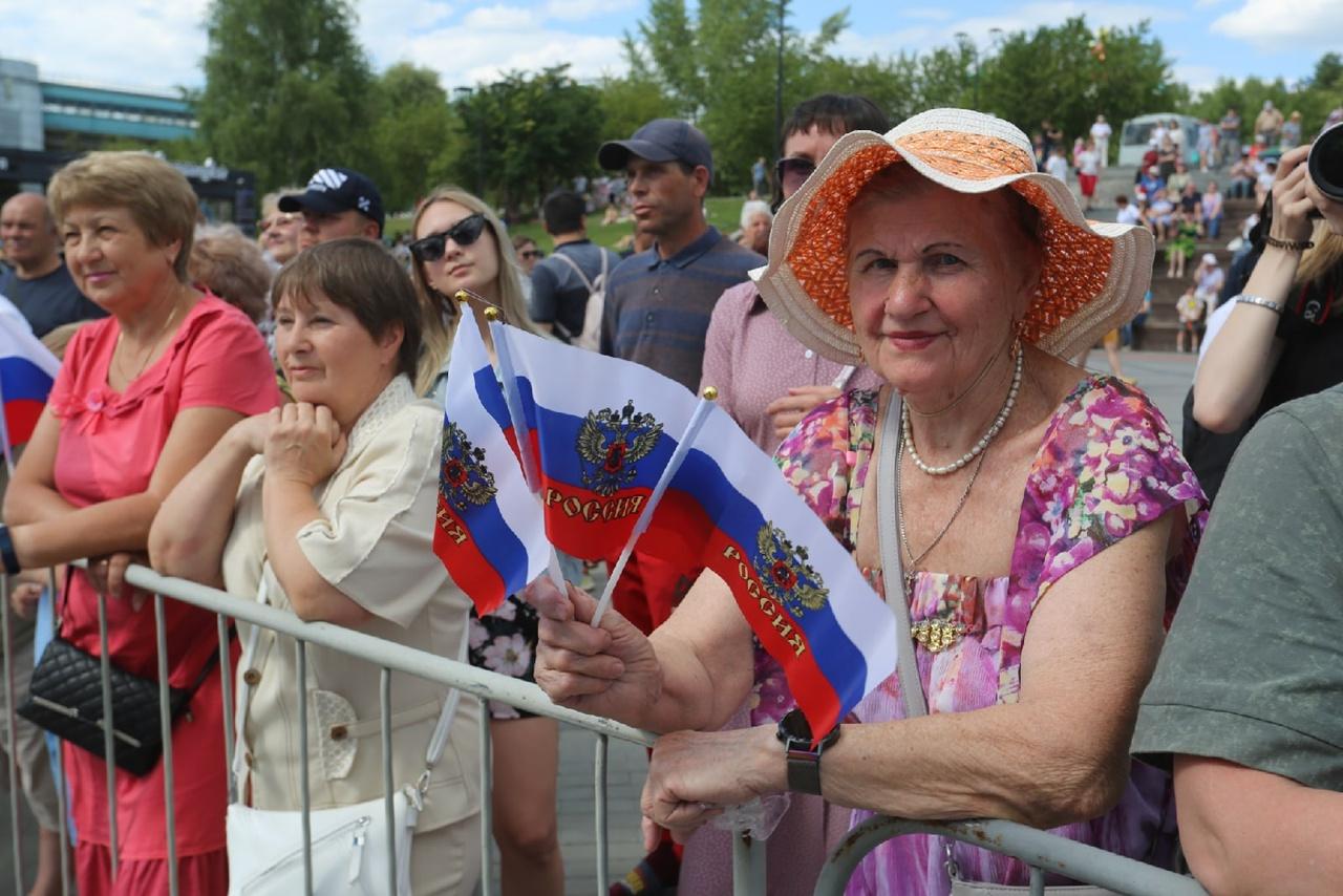 Фото Жители Новосибирска вышли на Михайловскую набережную отпраздновать День России 6